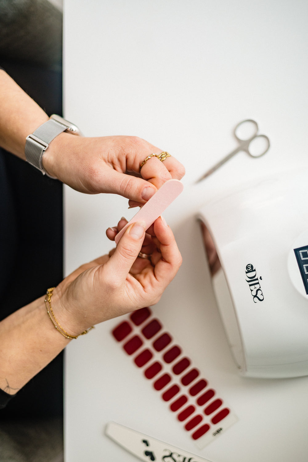 Nagels in vorm vijlen vóór het aanbrengen van gel stickers