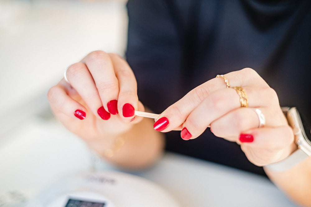 Gel sticker voorzichtig losmaken met een wooden stick en nagelriemolie