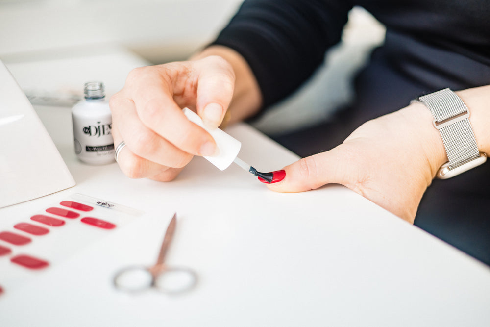 Optionele topcoat aanbrengen over een uitgeharde gel sticker
